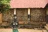 Cours du musée Homné à Porto-Novo, la statue avec la tête a moitié rasée est une représentation de la femme à la cour du roi qui servait à suivre le calendrier lunaire: à chaque nouvelle lune on lui rasé une moitié du crâne.